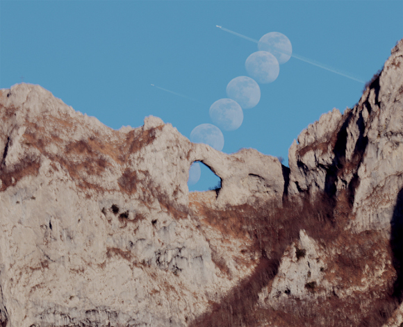 Passaggio della Luna al Monte Forato, dal paese di Pruno