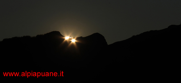Monte Forato, il doppio tramonto del Sole dal paese di Calomini