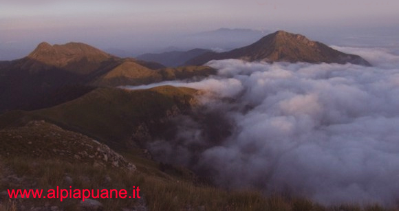 Monte Prana a destra e monte Piglione a sinistra, veduta dalla cresta del monte Matanna