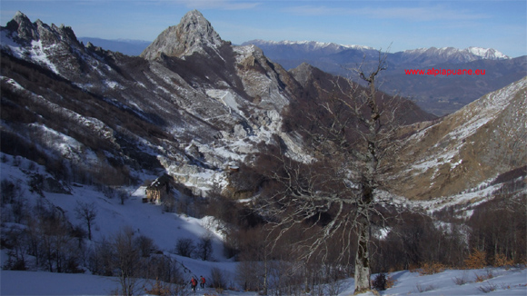 Pizzo d'Uccello e rifugio Orto di Donna dal Passo delle Pecore