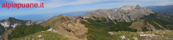 Veduta dal monte Sumbra: l'Altissimo, il Fiocca, la Cresta del Sella, la Tambura e il Pisanino.