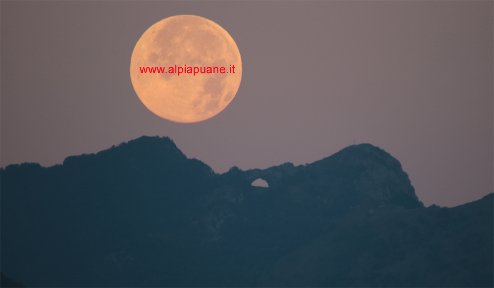 Tramonto della Luna al monte Forato dal Duomo San Cristoforo di Barga