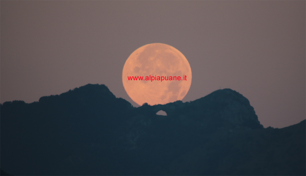 Tramonto della Luna al monte Forato dal Duomo San Cristoforo di Barga