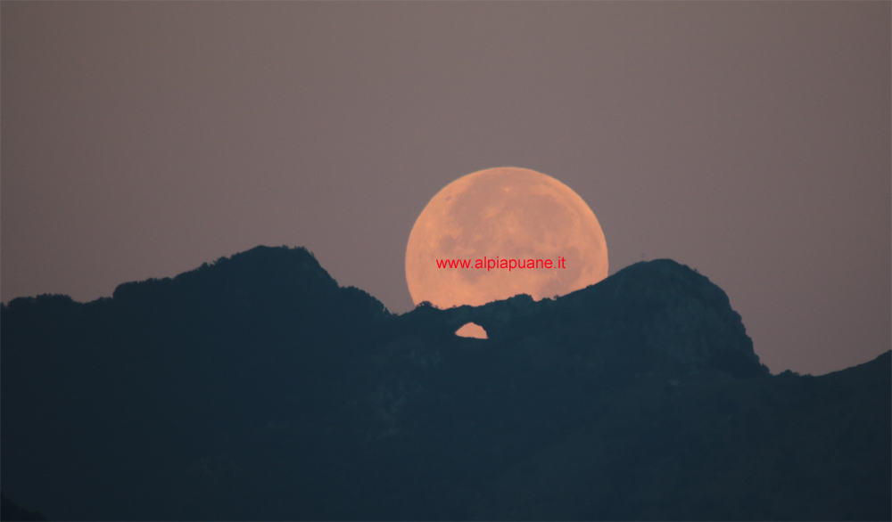 Tramonto della Luna al monte Forato dal Duomo San Cristoforo di Barga