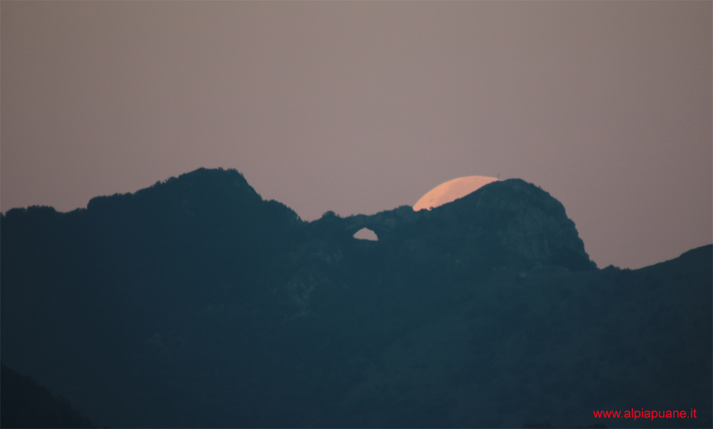 Tramonto della Luna al monte Forato dal Duomo San Cristoforo di Barga