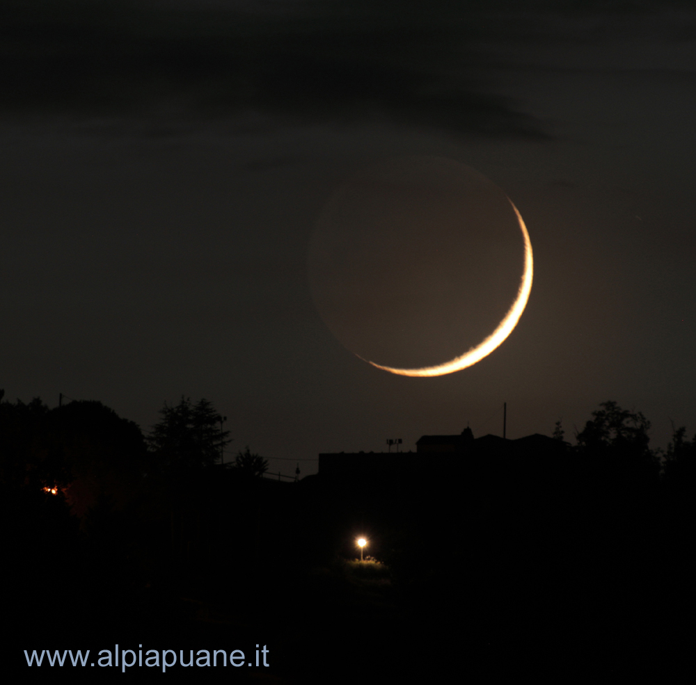 La Luna nuova del 16 giugno 2026, sul colle di Aquilea con la chiesa