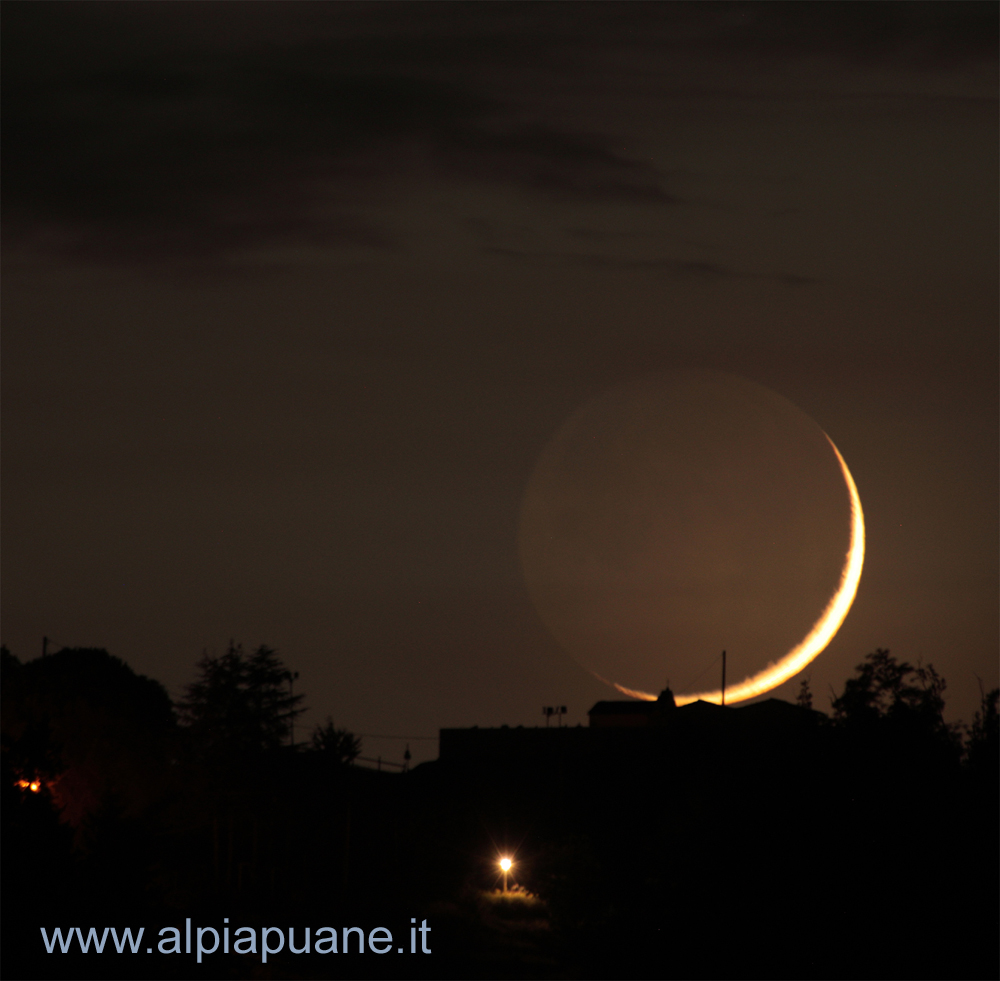La Luna nuova del 16 giugno 2026, sul colle di Aquilea con la chiesa