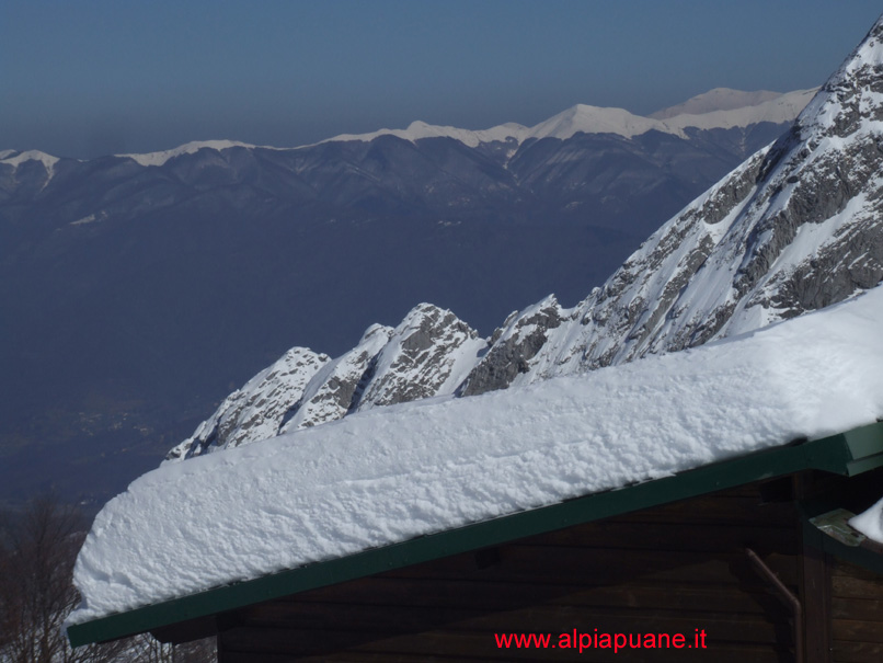 I Denti della Pania Secca e l'Appennino Tosco-Emiliano con la Cima dell'Omo dal Rifugio Rossi