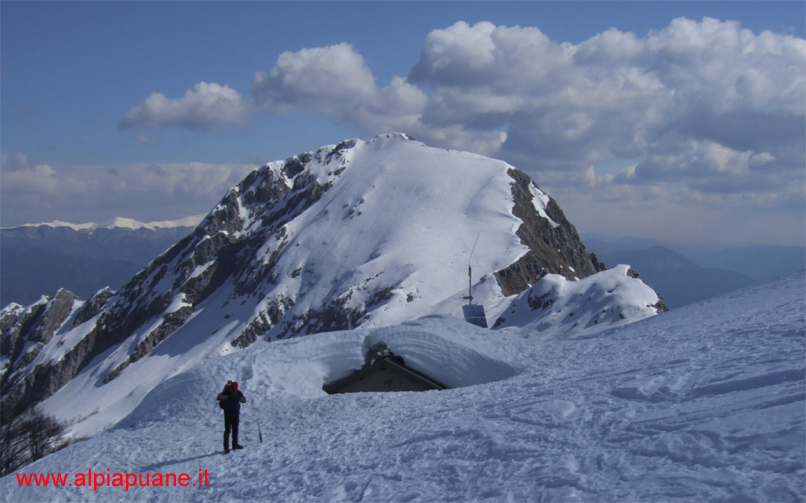 Il Rifugio Enrico Rossi sommerso dalla neve, sullo sfondo la Pania Secca