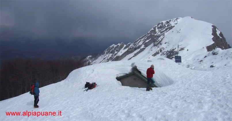 Il Rifugio Enrico Rossi sommerso dalla neve, sullo sfondo la Pania Secca