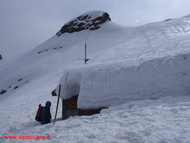 Il Rifugio Enrico Rossi sommerso dalla neve