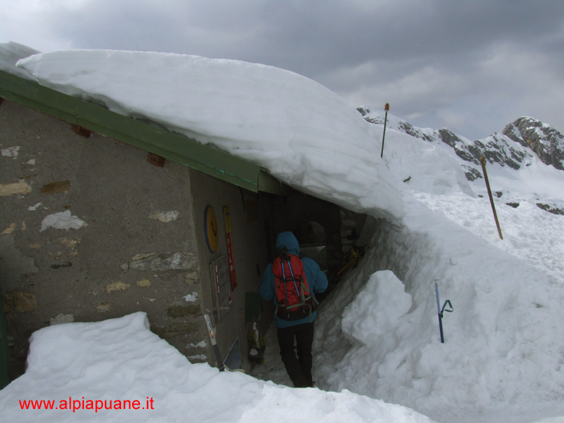 Il Rifugio Enrico Rossi, sullo sfondo a destra il Pizzo delle Saette