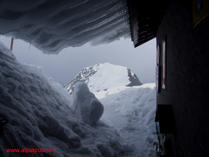 Il Rifugio Enrico Rossi sommerso dalla neve, sullo sfondo la Pania Secca