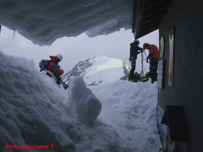 Il Rifugio Enrico Rossi sommerso dalla neve, sullo sfondo la Pania Secca