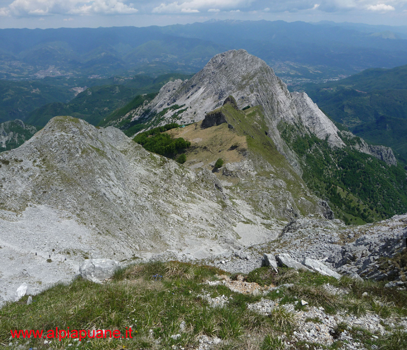 Veduta dalla cresta della Pania della Croce, la Pania Secca, il Naso dell'Omo Morto e sullo sfondo L'Appennino