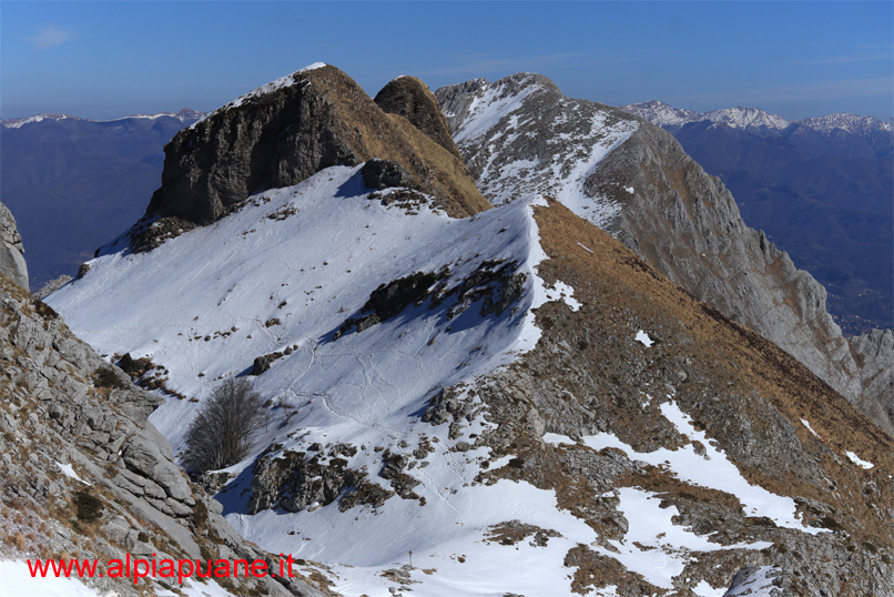 Foce del Puntone, il Naso dell'Omo Morto, la Pania Secca e sullo sfondo l'Appennino