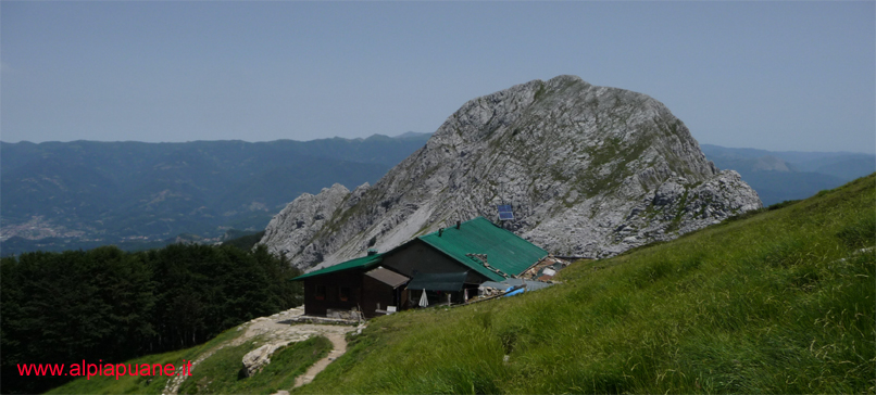 Il Rifugio Enrico Rossi e la Pania Secca