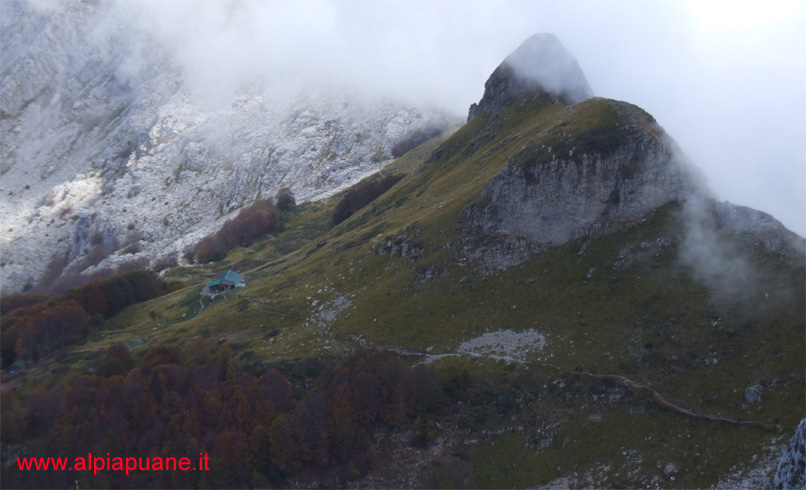 Omo Morto e Rifugio Enrico Rossi alla Pania dalla cresta della Pania della Croce