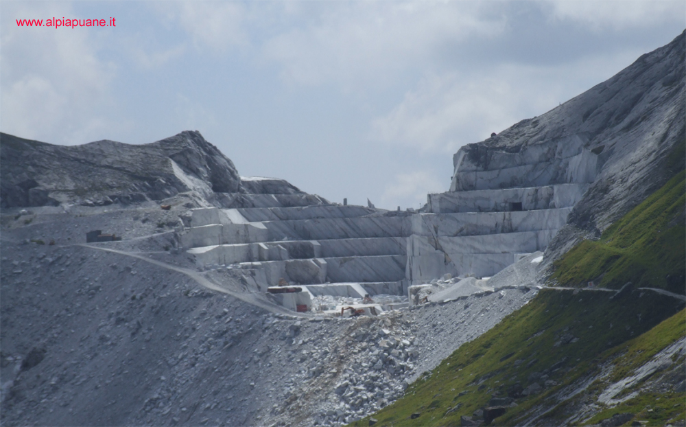 Cava di marmo al Passo della Focolaccia, veduta dal traverso del monte Pisanino