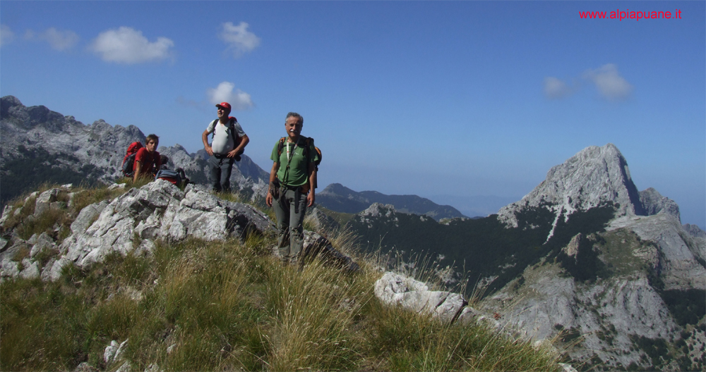 In vetta al monte Pisanino a destra il Pizzo d'Uccello