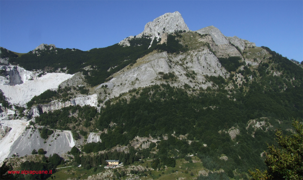 Veduta Pizzo d'Uccello dal monte Pisanino in basso il rifugio Guido Donegani