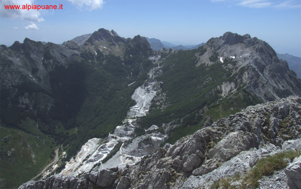 Veduta dal Pizzo d'Uccello: da sinistra Il monte Cavallo, il Contrario e il Grondilice