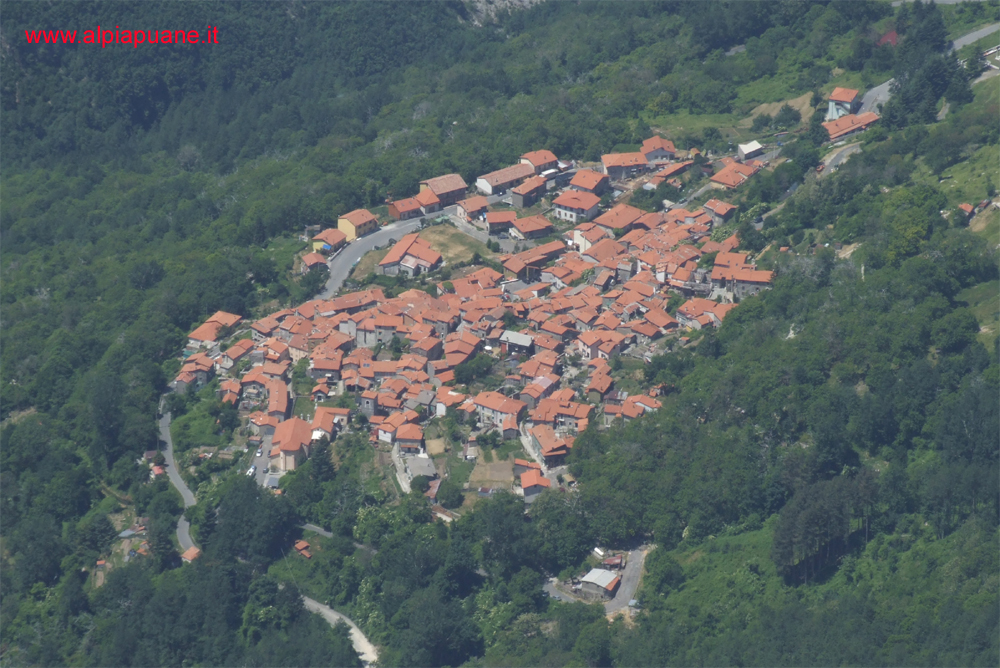 Il paese di Vinca dal Pizzo d'Uccello