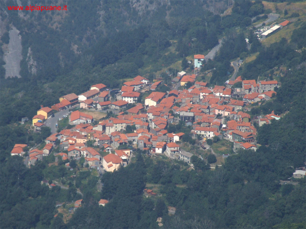 Il paese di Vinca dal sentiero N.37