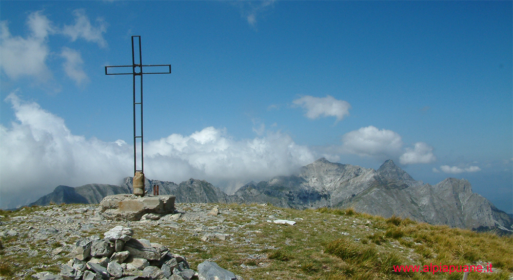 Croce del monte Sumbra, sullo sfondo monte Sella, Alto di Sella, Tambura e Pisanino