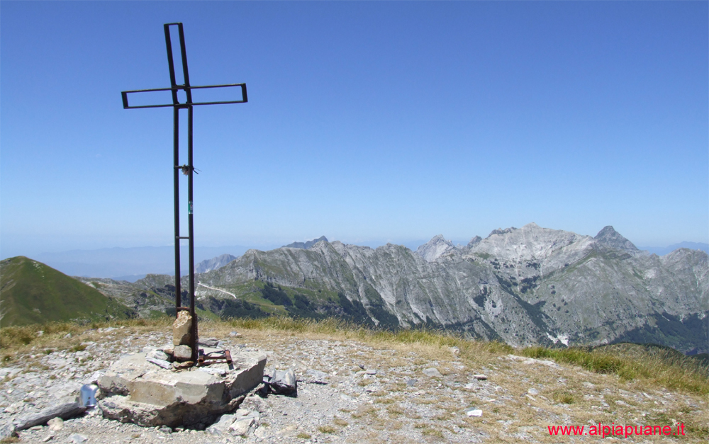 Croce del monte Sumbra, sullo sfondo monte Sella, Alto di Sella, Cavallo,Tambura e Pisanino