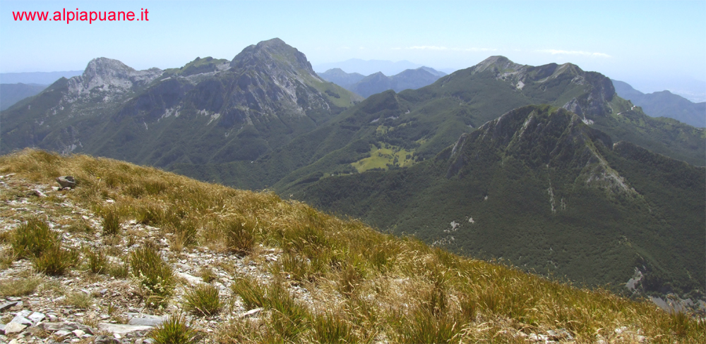 Gruppo delle Panie, monte Corchia e Freddone dal sentiero N.145 per la Penna del Sumbra