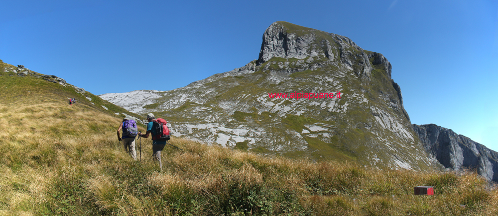 Camminando in direzione Passo Fiocca, veduta Penna del Sumbra
