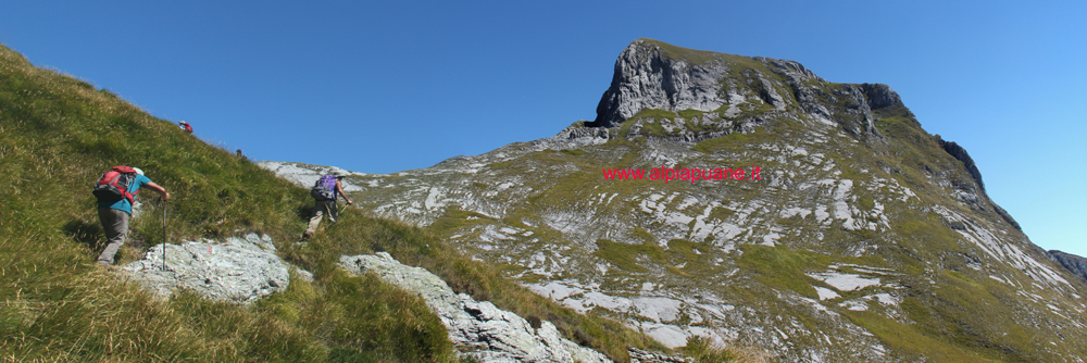Camminando in direzione Passo Fiocca, veduta Penna del Sumbra