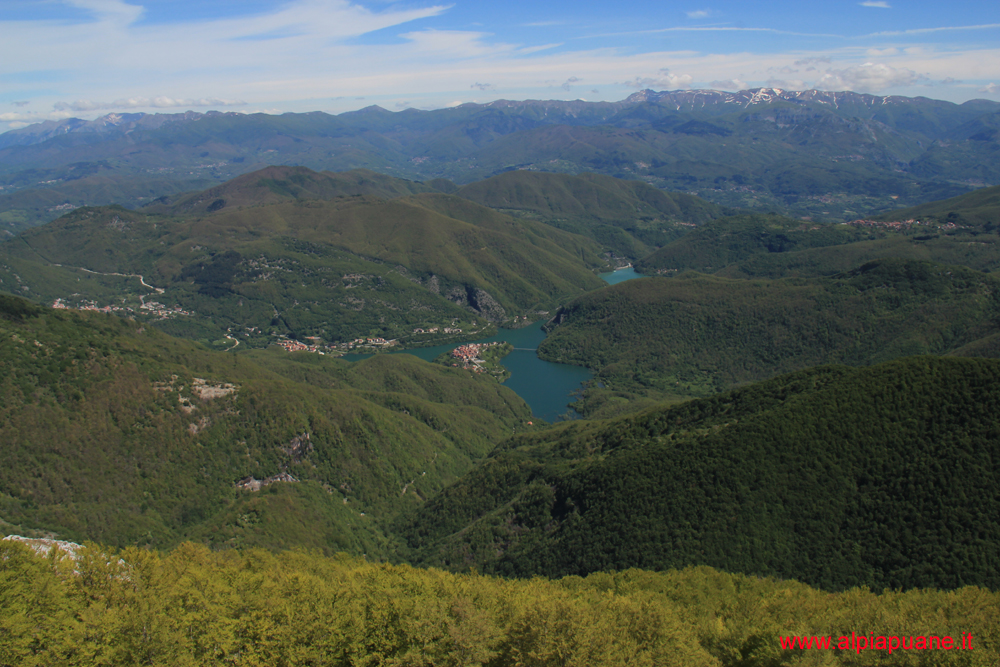 Veduta dal monte Sumbra: il Lago di Vagli e sullo sfondo l'appennino Tosco-Emiliano