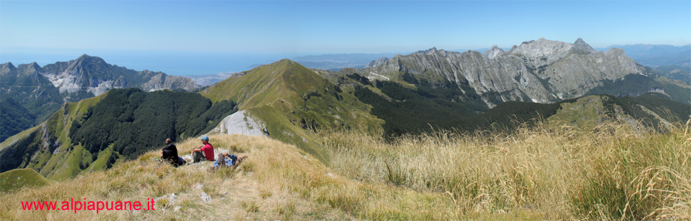 Monte Sumbra, a sinistra: Altissimo, Fiocca, Sella, Alto di Sella,Tambura e Pisanino
