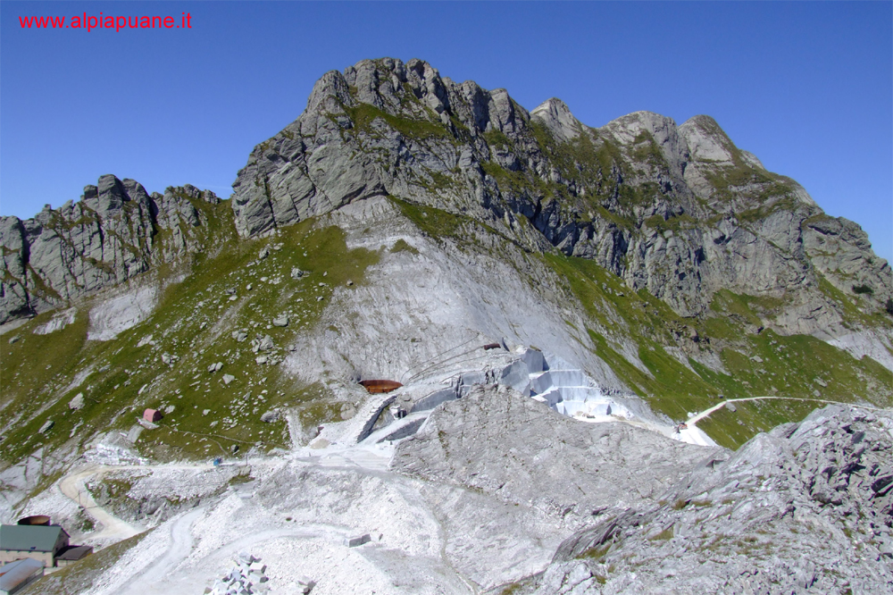 Passo della Focolaccia e monte Cavallo dalla cresta Nord-Ovest della Tambura