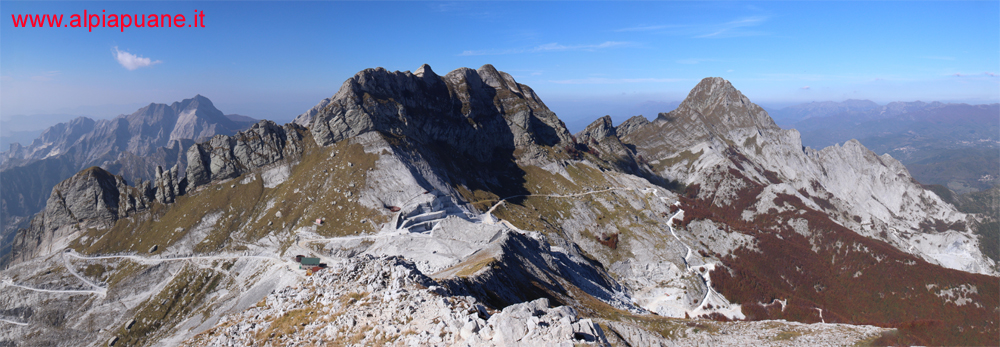 Veduta dalla Tambura, da sinistra: monte Sagro, Cavallo e Pisanino