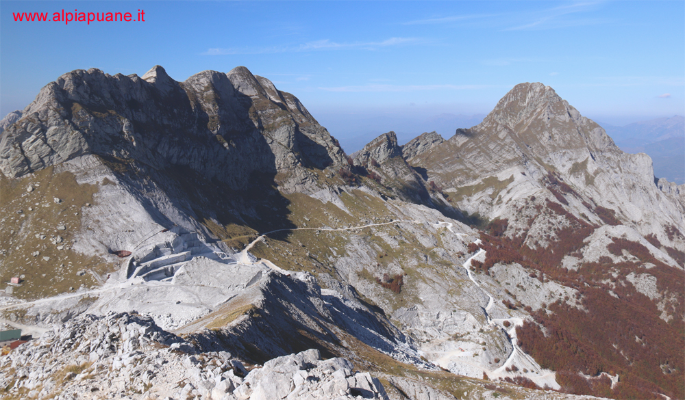 Veduta dall cresta Nord-Ovest della Tambura: monte Cavallo, Pisanino e Passo della Focolaccia