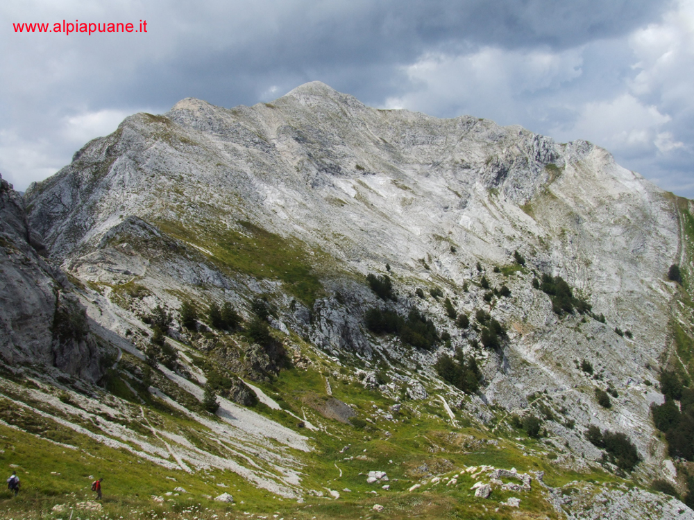 Versante garfagnino del monte Tambura dalla Via Vandelli